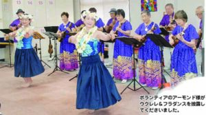 入居者が紫と青の衣装を着用して楽器を演奏するレク活動の風景。